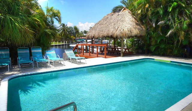 Waterfront Cottage, saltwater pool, walk to the beach & Center