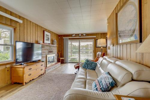 Waterfront Lake Webster Retreat w/Pier & Views