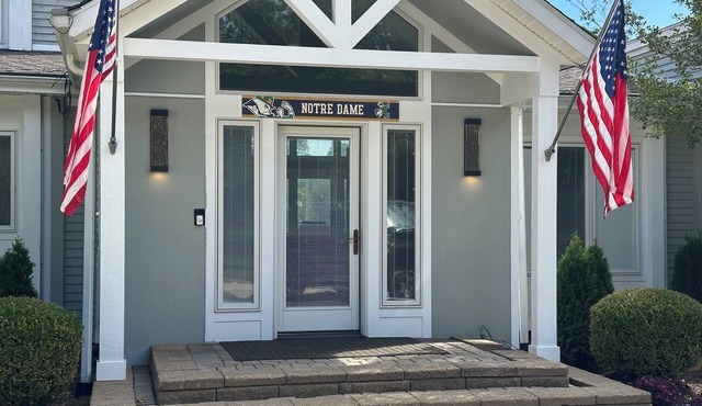 Waterfront Views Every Room - High Ceilings - Game Room - 8 mins to Notre Dame