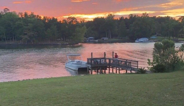 Water’s Edge Cottage—3-BR/6 Bed Lake Wylie Stay—Fire Pit!