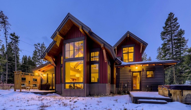 Wilderness Woods Retreat: Private Hot Tub, Close to Town!