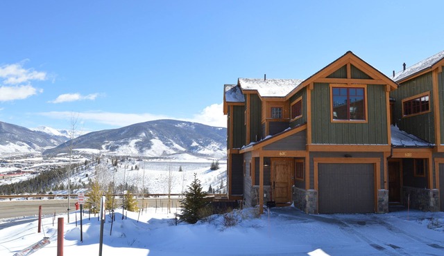 Wildernest's Finest Townhome- Awesome View- Hot Tub, Fire Pit, Internet, Bus
