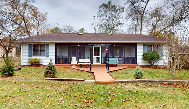 Within walking distance to Lake Michigan, beach access, nice patio, W/D & WIFI