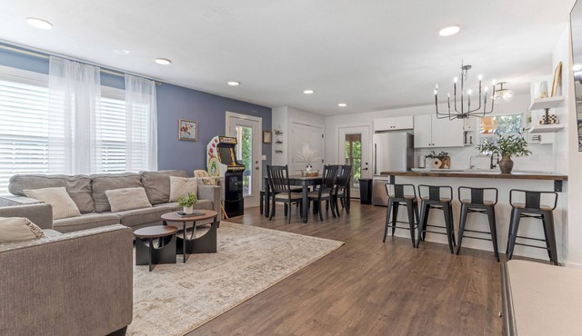 Work & Play Retreat Sleeps 7 - BBQ, Arcade & Fresh Eggs