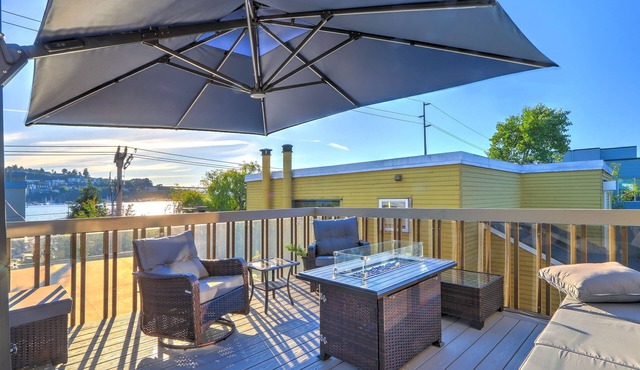 World Cup Stay Spacious Lake Union Home Firepit Deck - 10 Min to Lumen Field