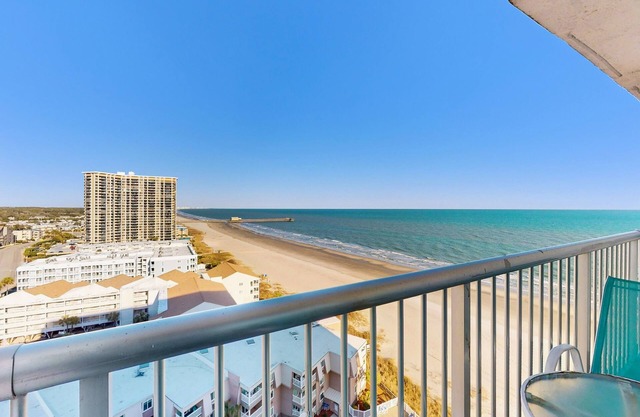 Charming ocean-view condo w/shared hot tub, pools, and lazy river