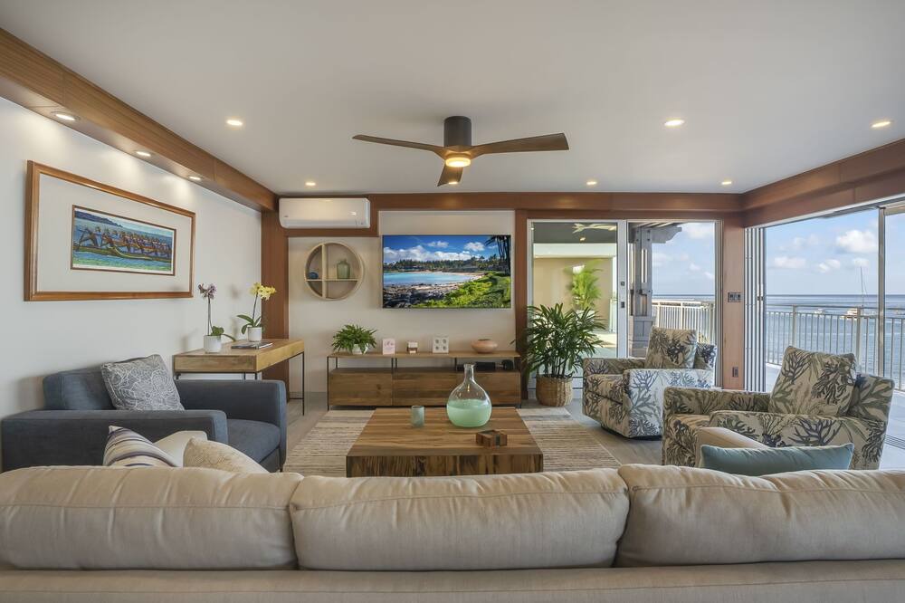 Photo of Livingroom in Historic Lahaina Front Street