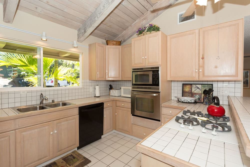 Photo of Kitchen in Kahaluu Bay