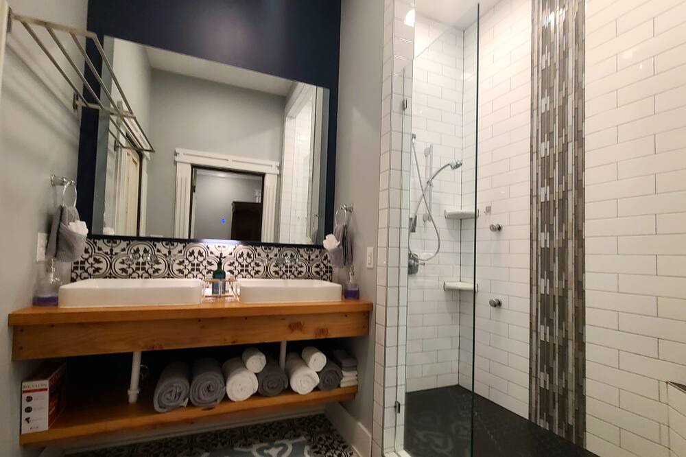 Photo of Bathroom in Government Hill