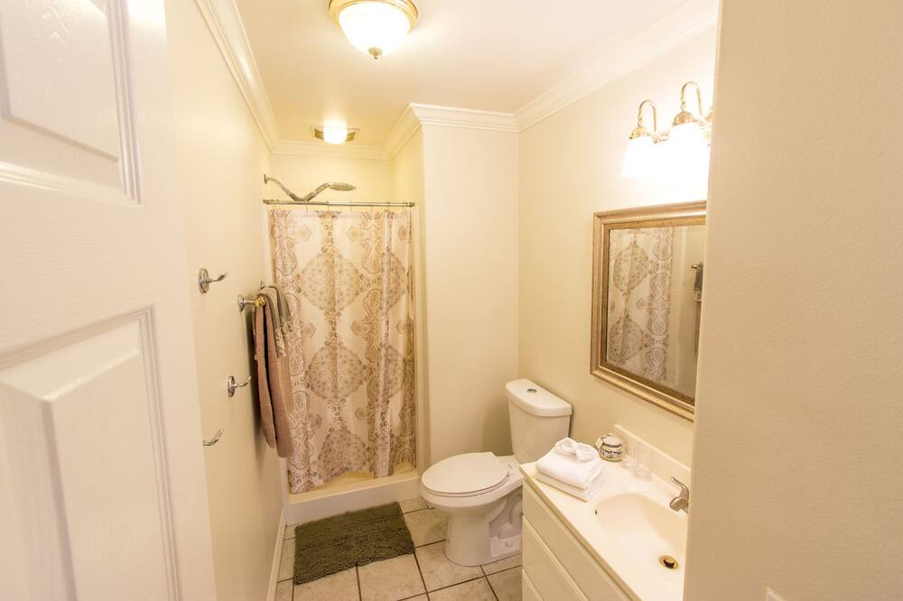 Photo of Bathroom in Historic Lahaina Front Street