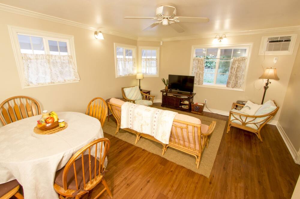 Photo of Livingroom in Historic Lahaina Front Street