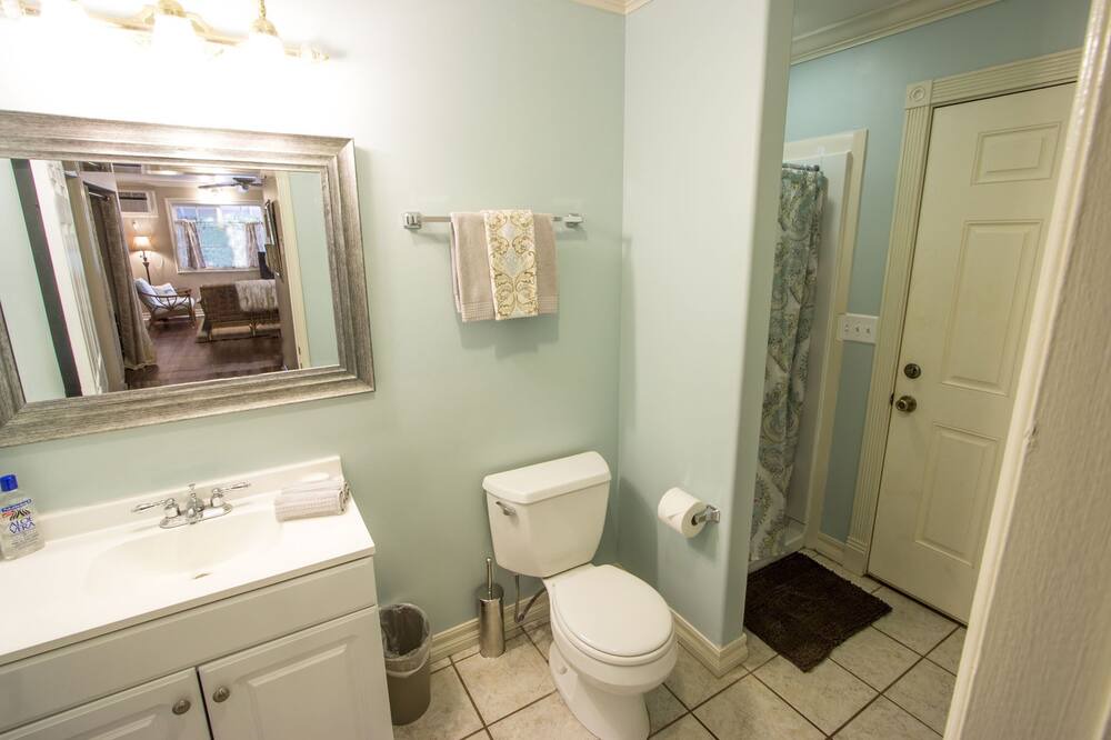 Photo of Bathroom in Historic Lahaina Front Street