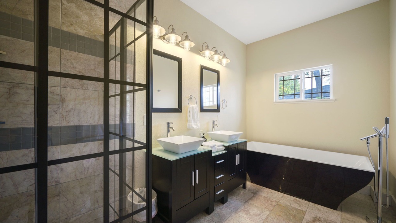 Photo of Bathroom in Government Hill
