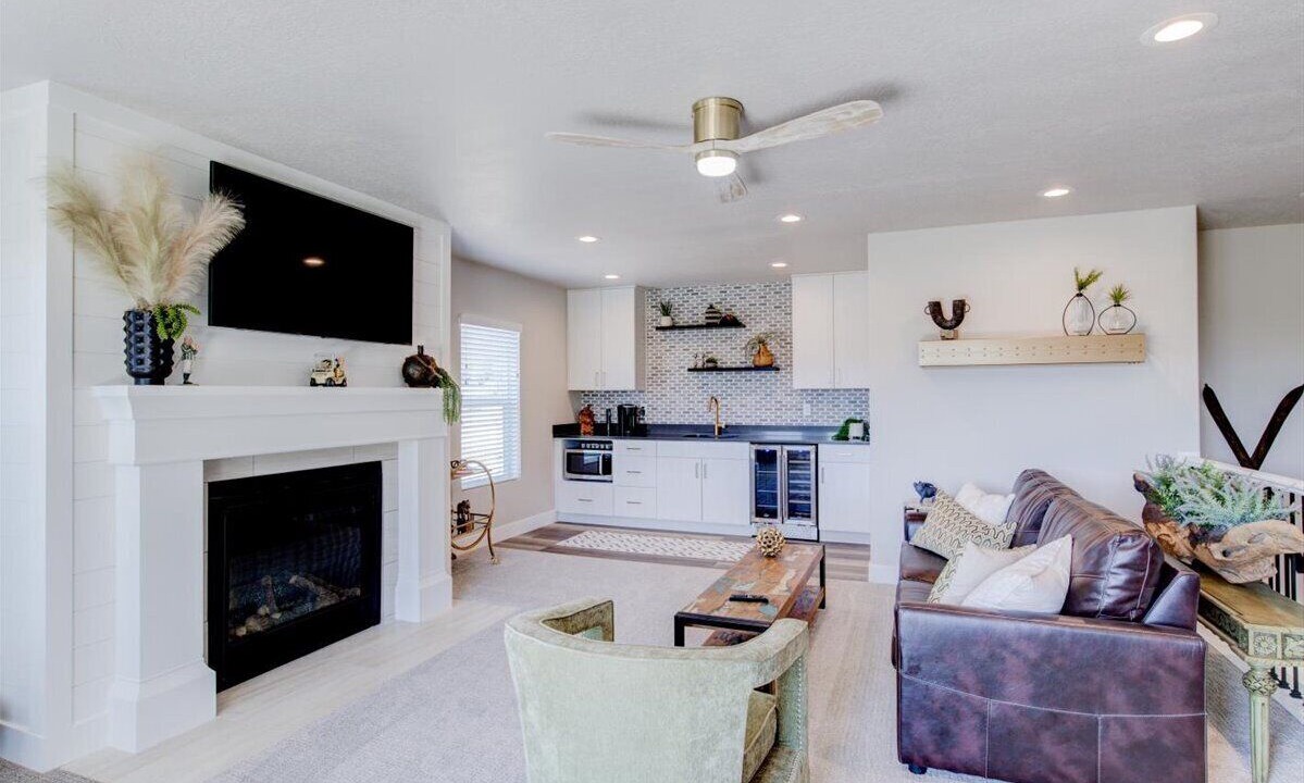 Photo of Livingroom in Midway