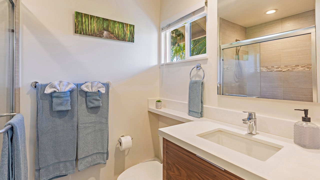 Photo of Bathroom in Historic Lahaina Front Street