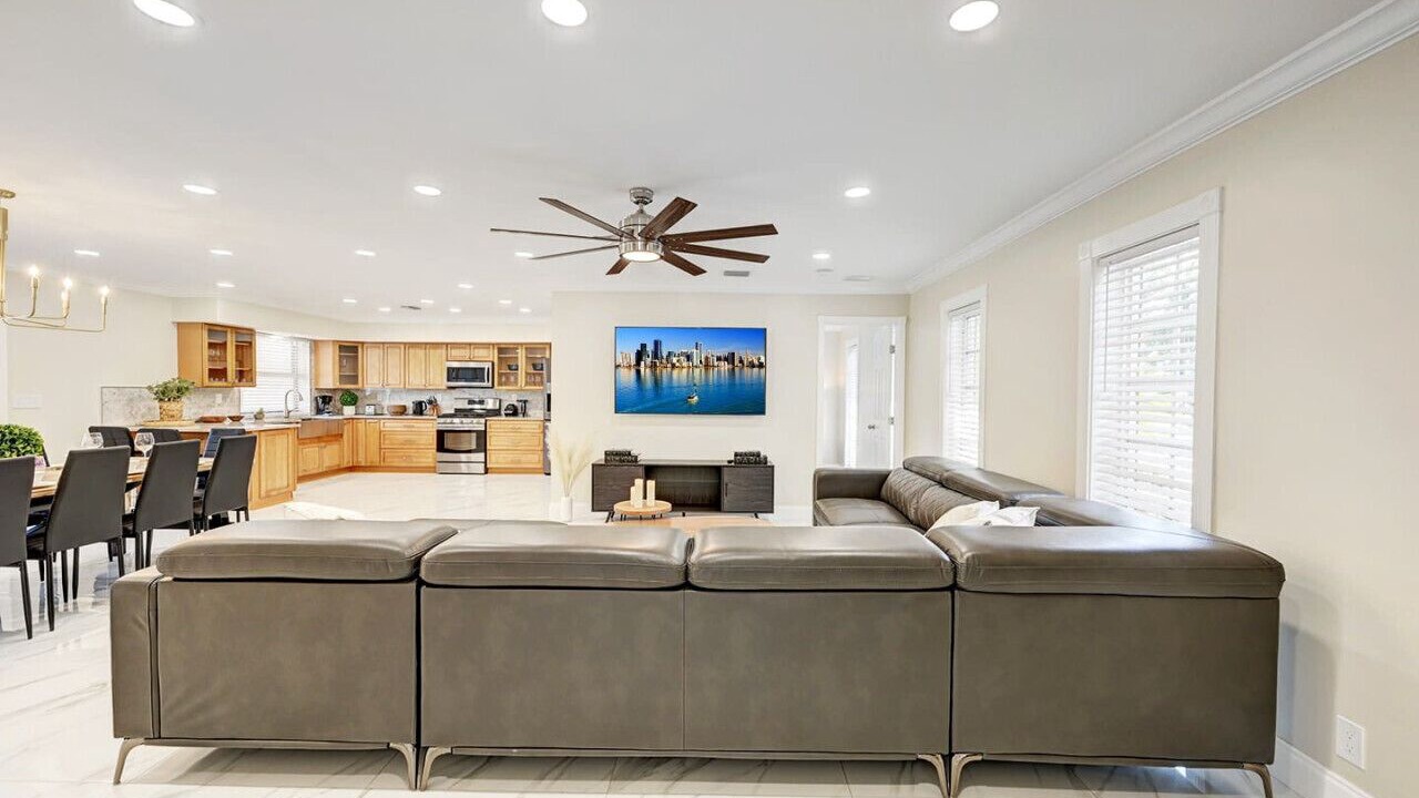 Photo of Livingroom in Hollywood Lakes