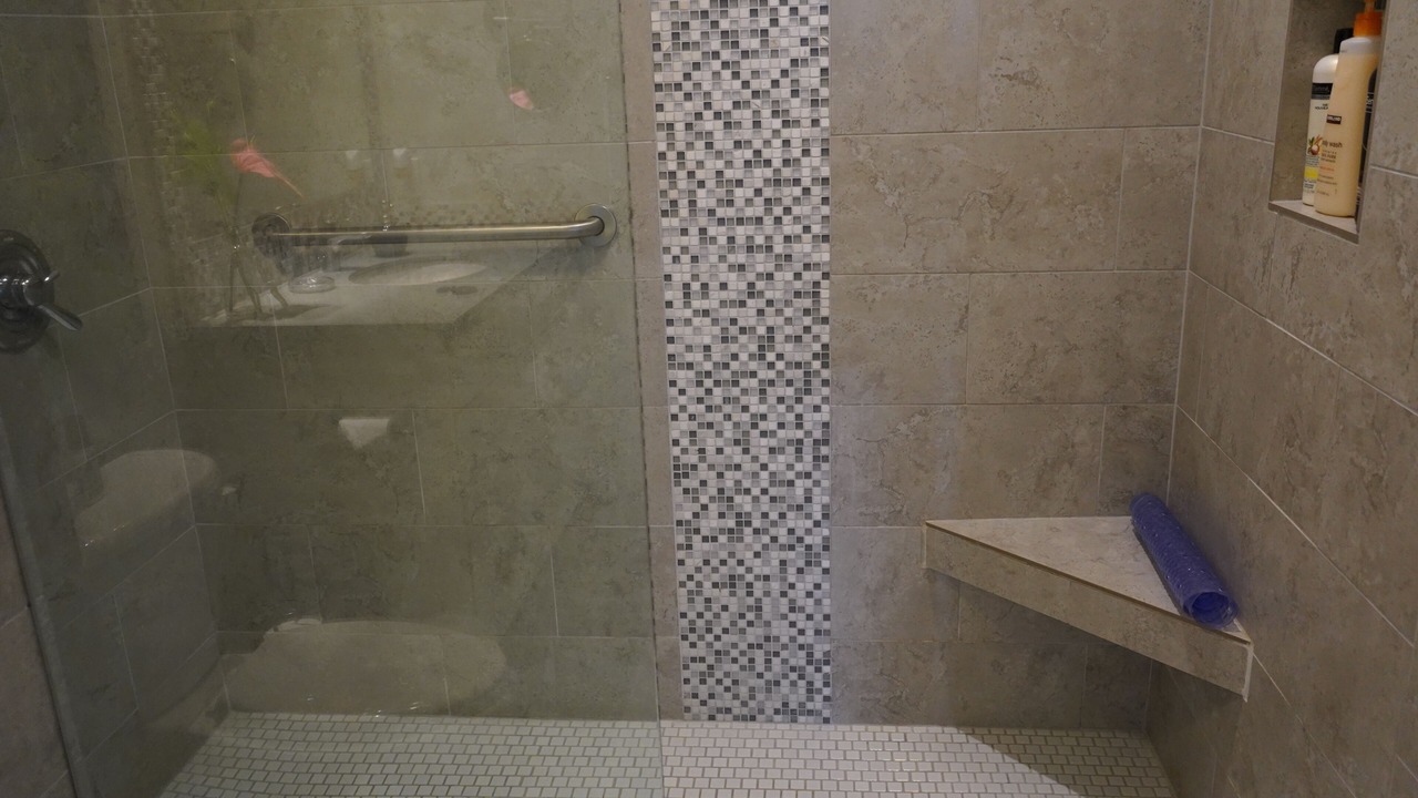 Photo of Bathroom in Historic Lahaina Front Street