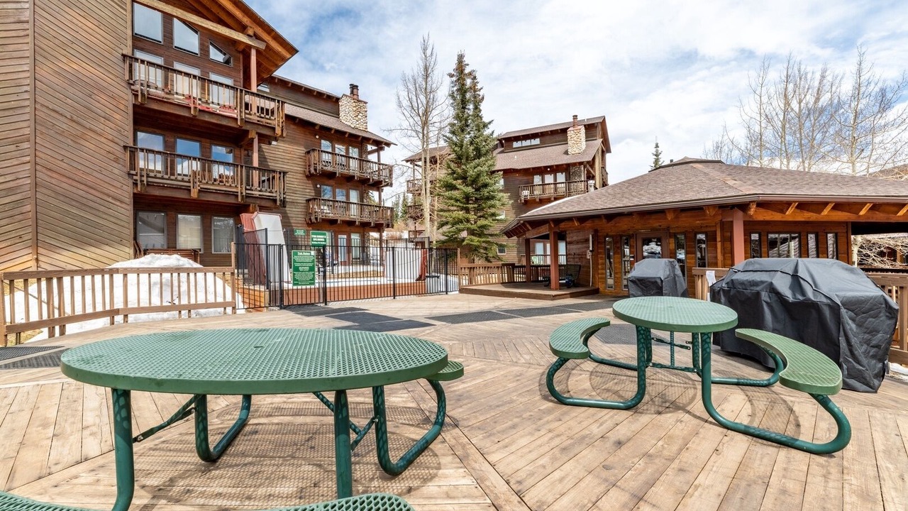 Photo of Outdoor in Four O'Clock