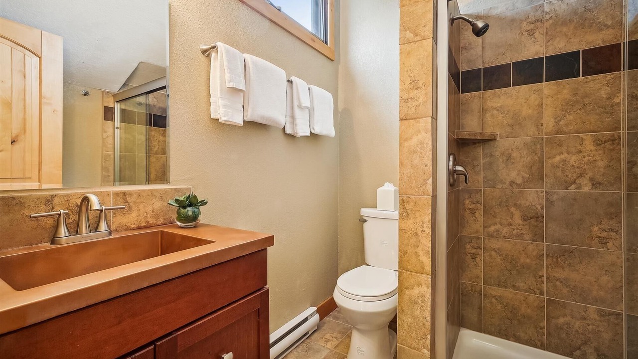 Photo of Bathroom in Four O'Clock