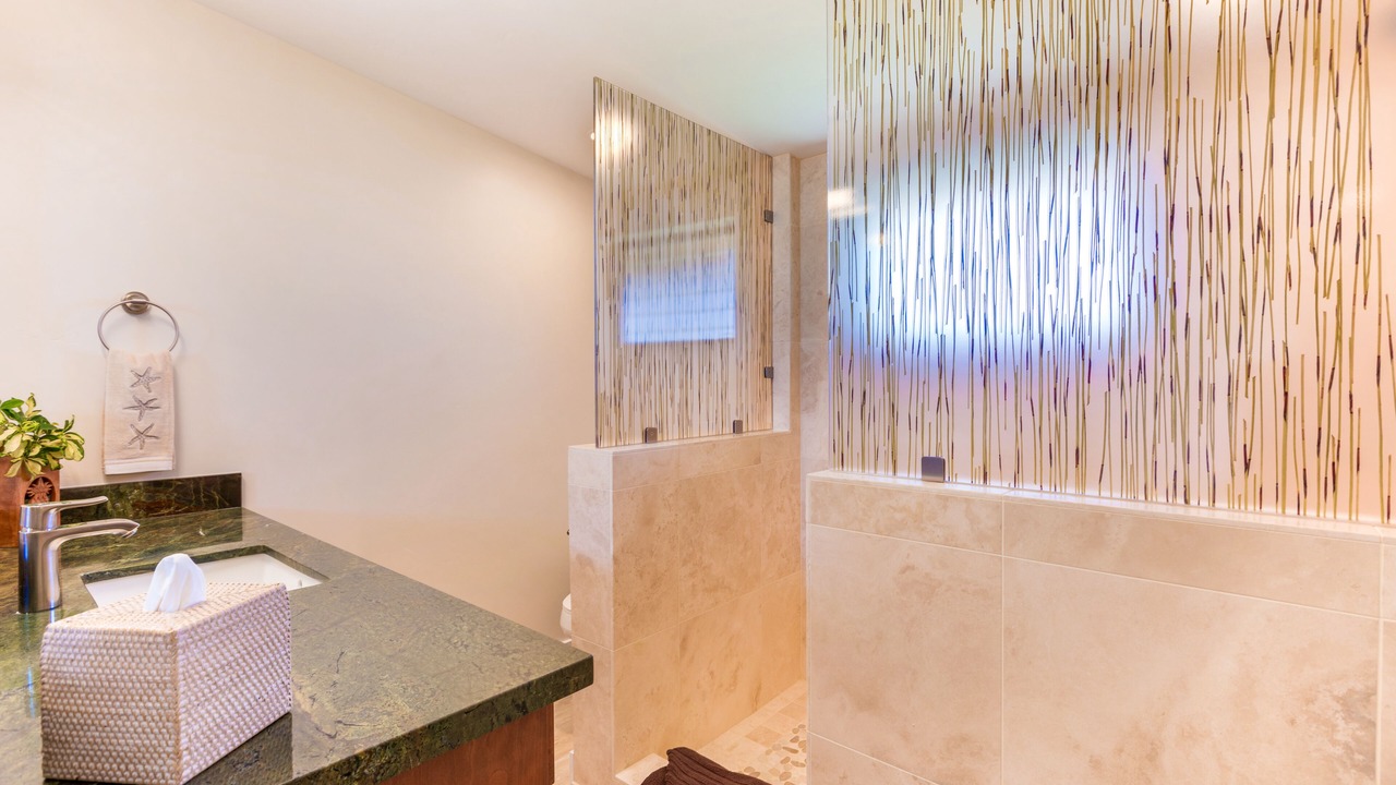 Photo of Bathroom in Historic Lahaina Front Street