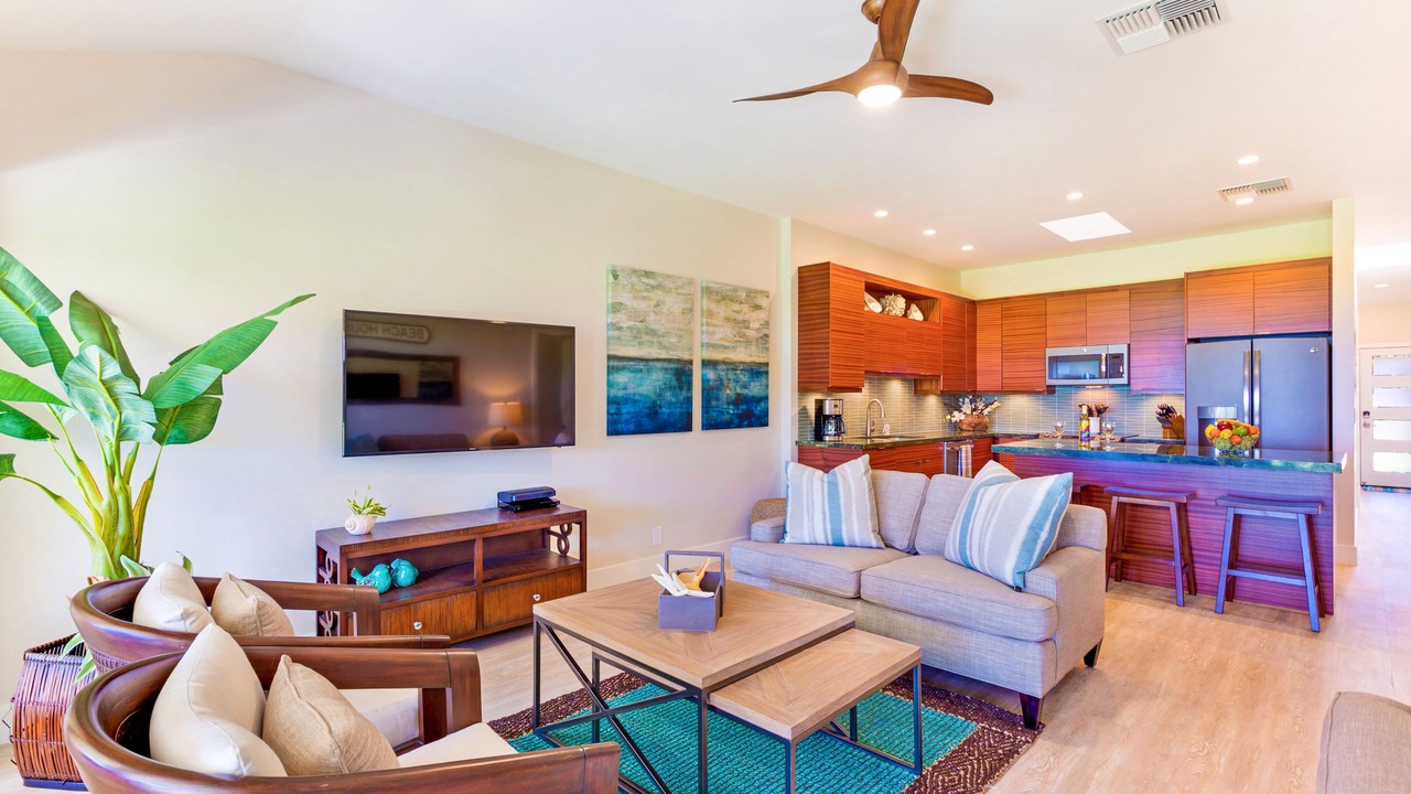 Photo of Livingroom in Historic Lahaina Front Street