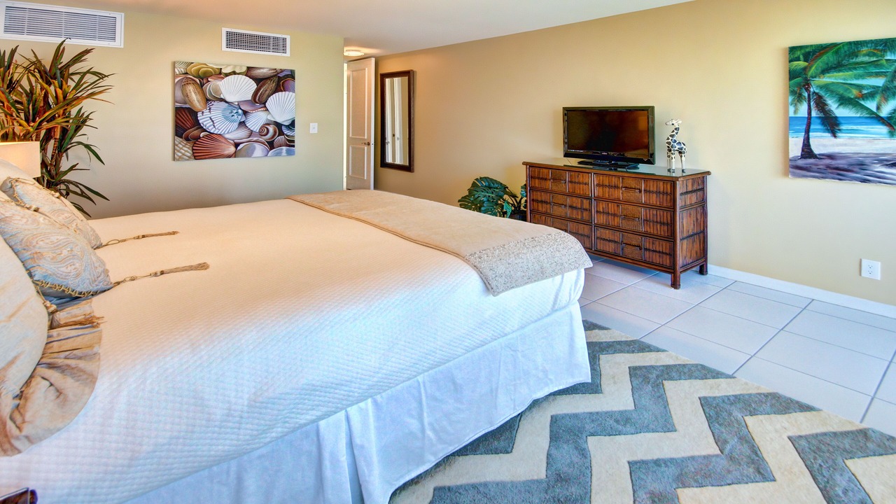 Photo of Bedroom in Historic Lahaina Front Street