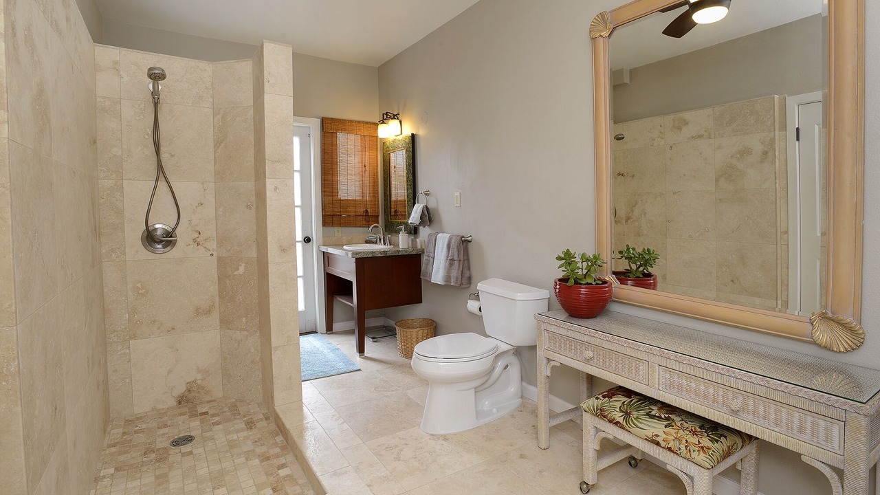 Photo of Bathroom in Historic Lahaina Front Street