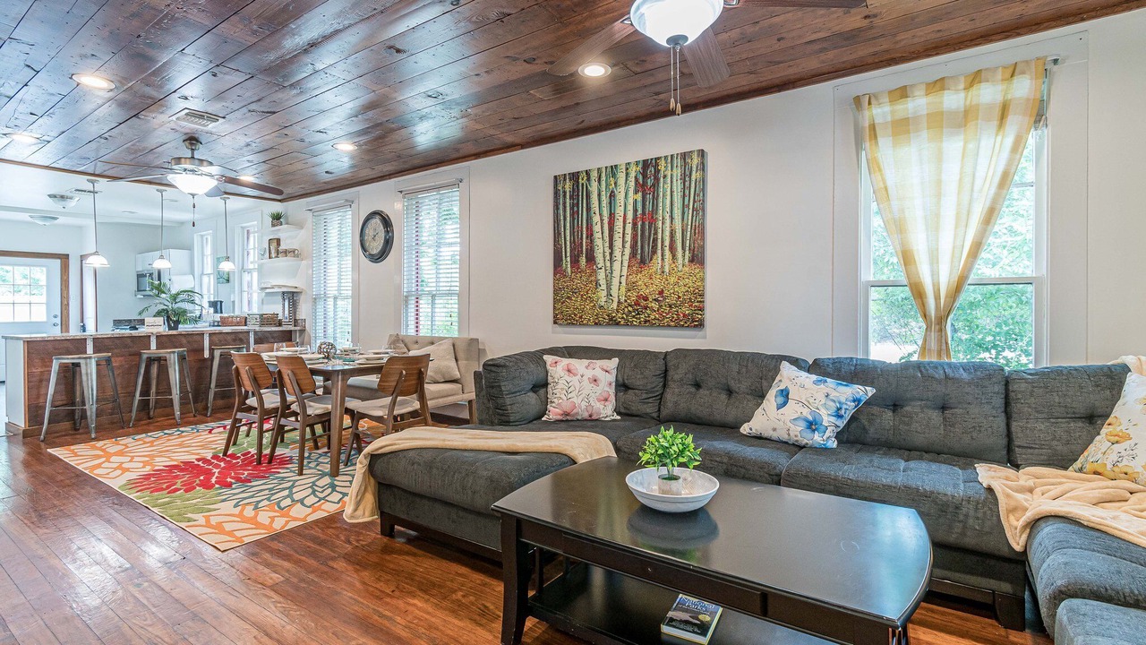 Photo of Livingroom in Mahncke Park