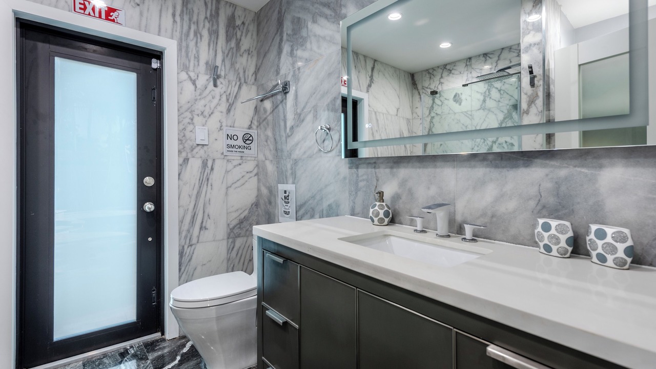 Photo of Bathroom in Hollywood Lakes