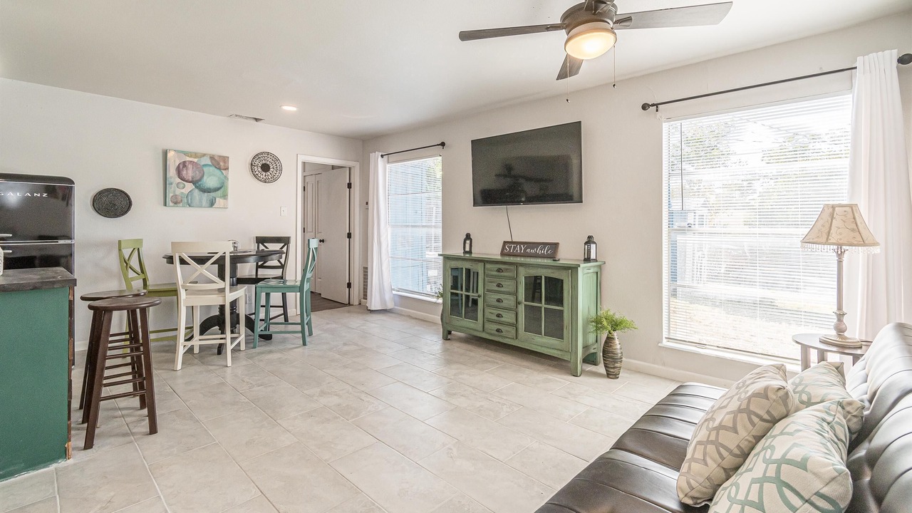Photo of Livingroom in Mahncke Park