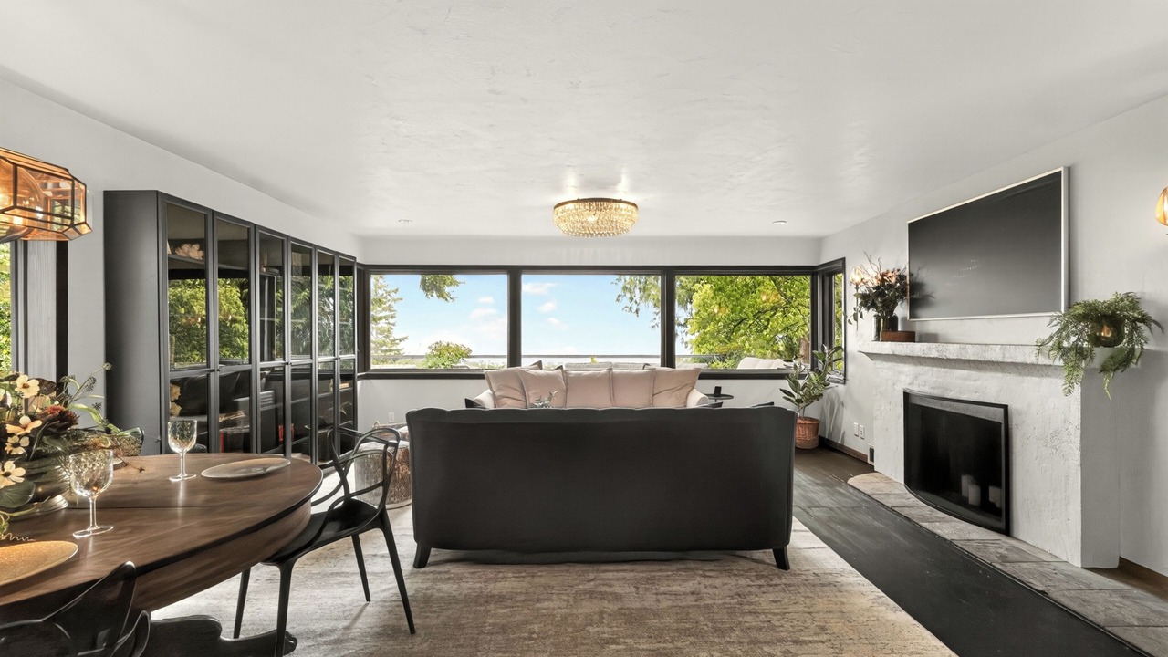 Photo of Livingroom in North Admiral
