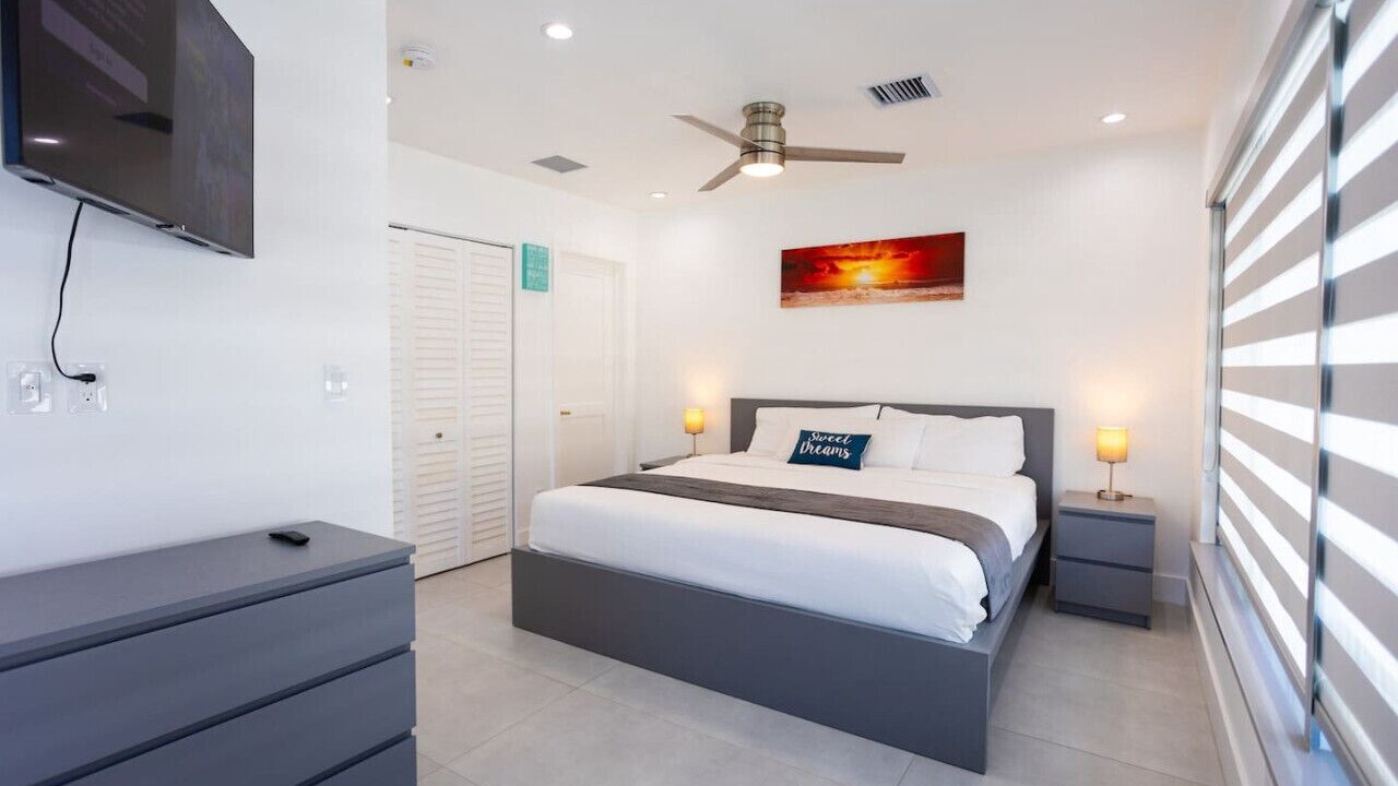 Photo of Bedroom in Hollywood Lakes