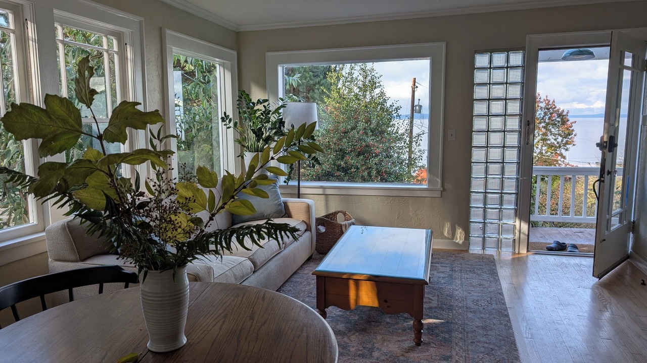 Photo of Livingroom in North Admiral