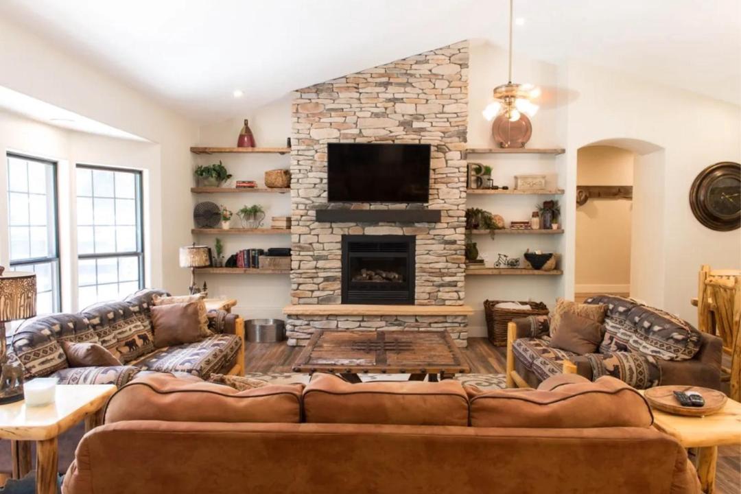 Photo of Livingroom in Midway