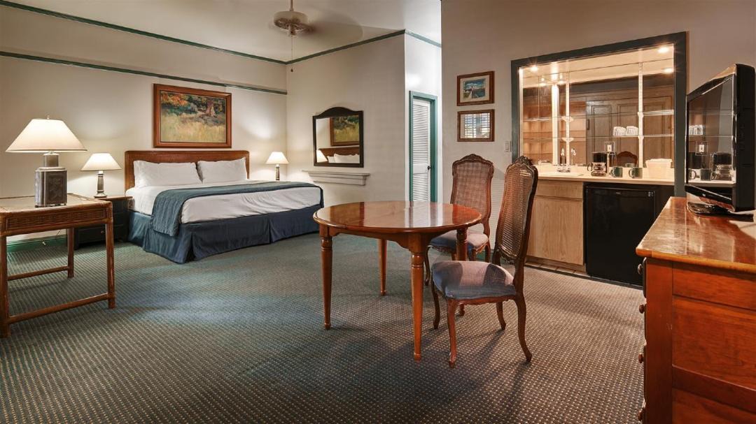 Photo of Livingroom in Historic Lahaina Front Street