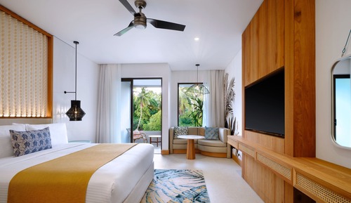 Deluxe Room, 1 King Bed, Balcony, Mountain View (Balcony)
