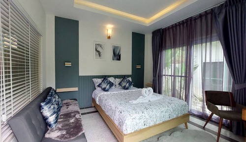 Queen room villa garden view