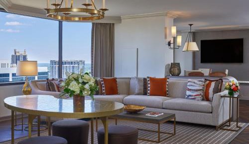 1 Bedroom Suite, 1 King, Skyline view, Corner room