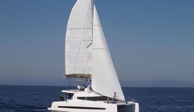 Sun-Kissed Sailing Adventure in Raiatea's Lagoon