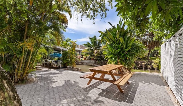 Moorea Mahana house with Private Canal to Lagoon